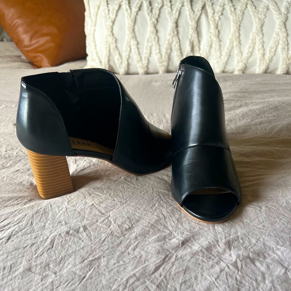 Black Leather Heeled Sandal